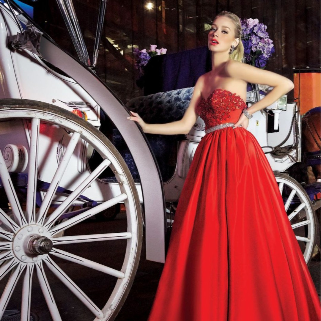 jamesmoritz's tweet photo. Merry Christmas Everybody! Hope you have a wonderful holiday season!
Last minute co-ordination with a horse drawn carriage on our Times Square Shoot.
@Atfluence #fashion #editorial #Jamesmoritz #holidaystyle #holidayfashion #holidaylooks #photography https://t.co/c51cocgfsq