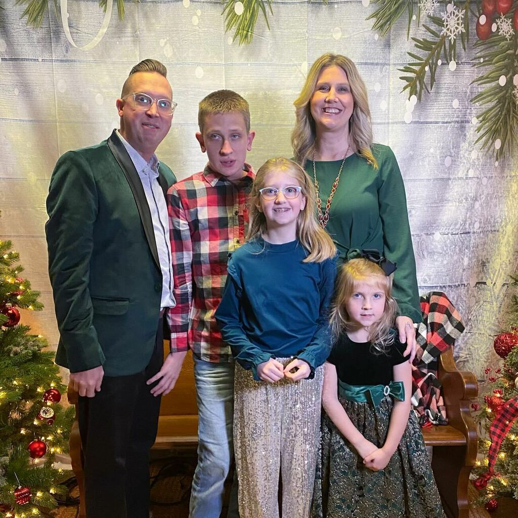 zeager's tweet photo. Merry Christmas from our family to yours!  Looking forward to many exciting things in 2022! 🙌🏻🎄 https://t.co/KmF9eFoSj1 https://t.co/FpzdQs0yRx