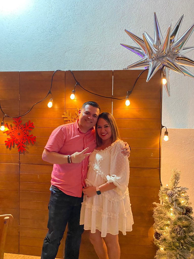 mendivilsanchez's tweet photo. Felices fiestas les desea el equipo palomilla 🎁🎄🎅🏼🤠😎🤰🏻 #GraciasADiosYAlGrupo #TeamChiquis #4y5 https://t.co/QPXoz7Vw04