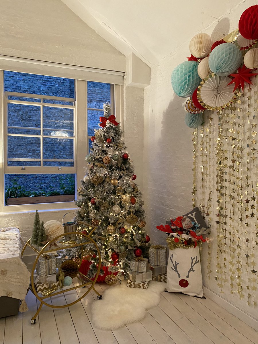 HuemanHome's tweet photo. A Merry Christmas from all of us at #huemanhome. We are thrilled to welcome you into 2022 with some fabulous new homes. https://t.co/SCRhayHRst