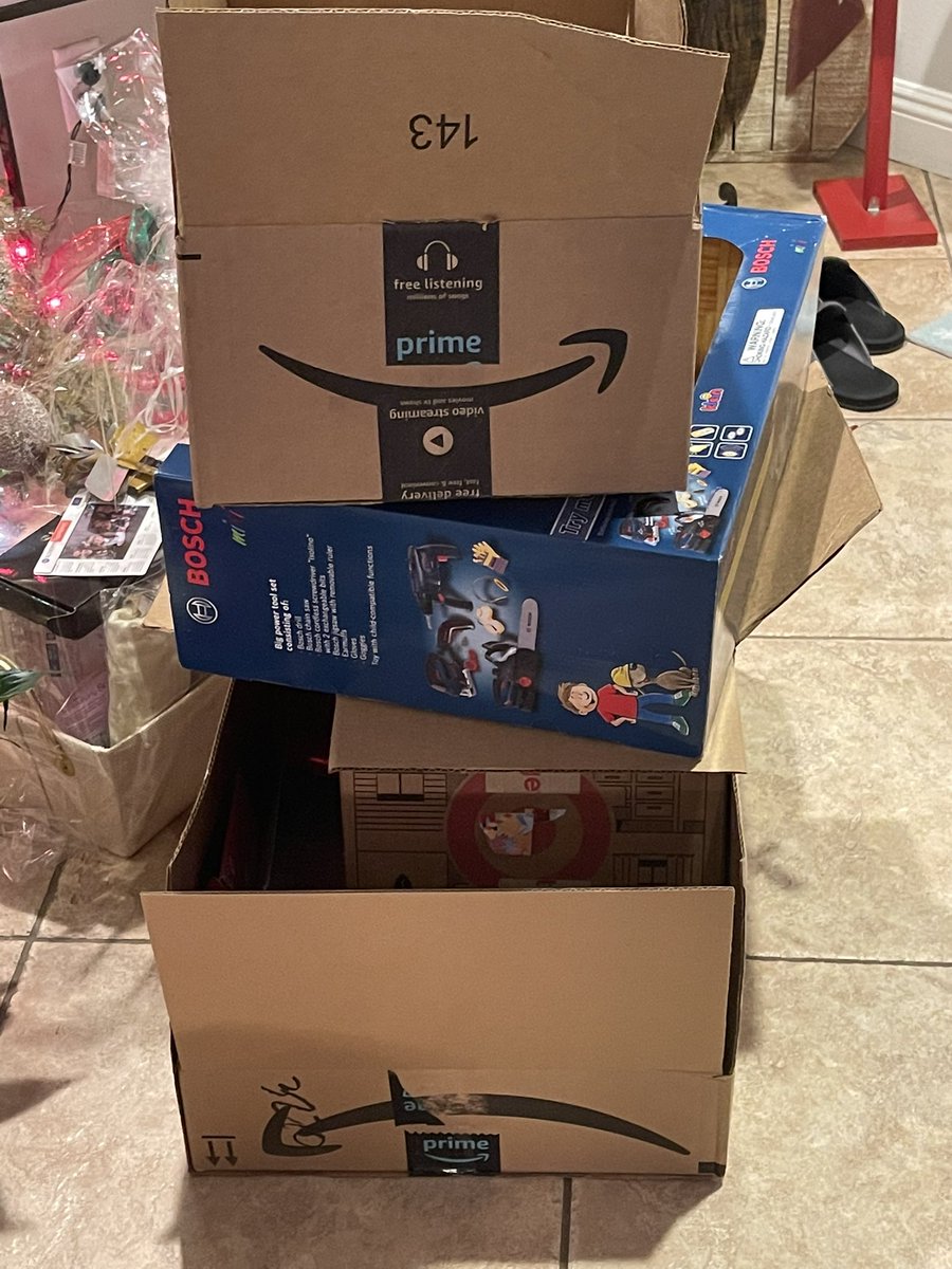 amberjoyfrench's tweet photo. Who else had their holiday gift wrapping sponsored by Amazon? https://t.co/gL6WaA61qd