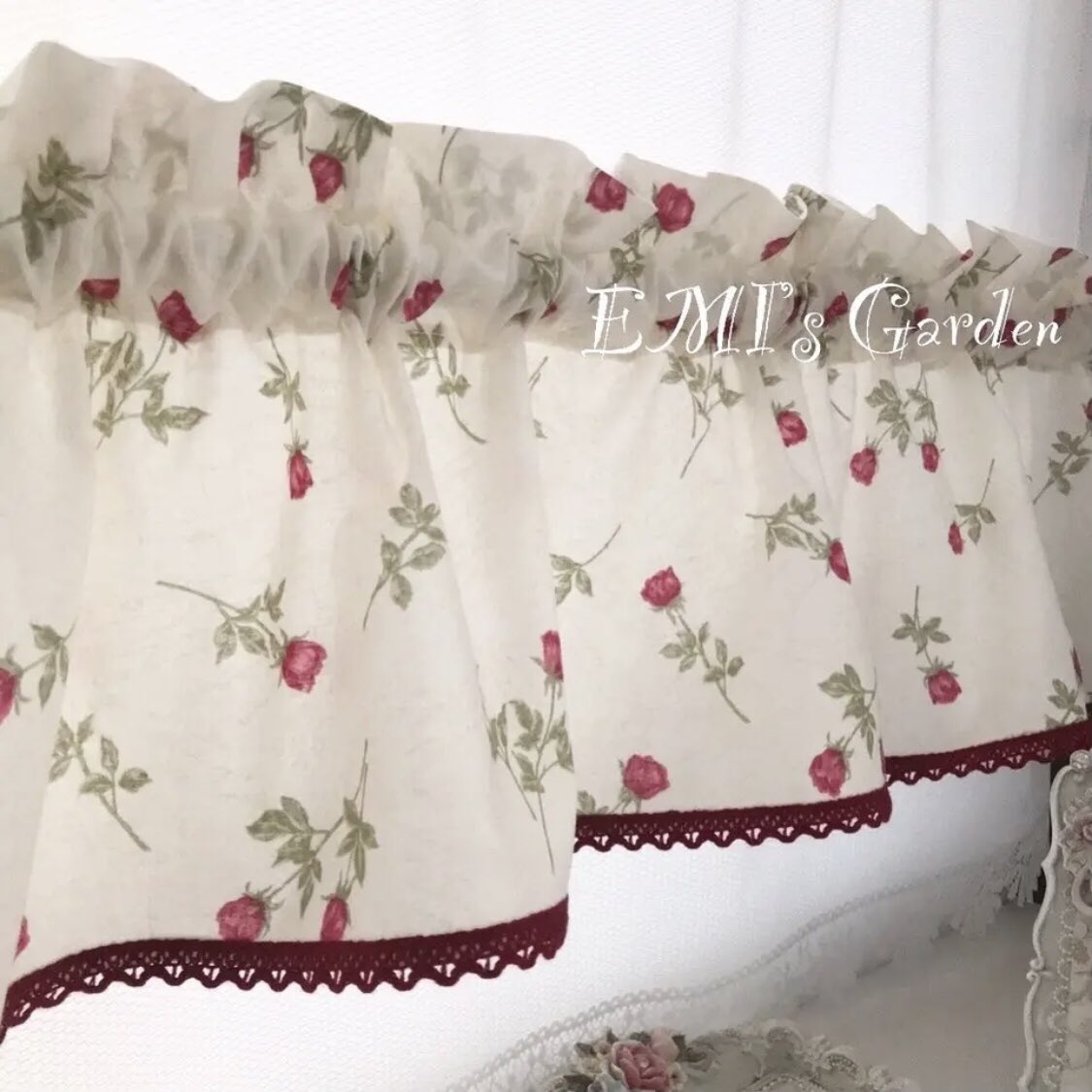 EMIsGarden's tweet photo. 🌹お部屋に彩りが欲しいとき、活躍してくれる華やかなのに可愛いカフェカーテンです❣️

◎サイズ
横106㎝　縦23cm

minne、creemaで販売中です。

https://t.co/7SHwI82Vpv

#カフェカーテン
#ローズ柄
#花柄
#薔薇雑貨
#ハンドメイド
#赤が好き
#インテリア雑貨 
#模様替え
#キッチンインテリア https://t.co/buwqpZh2Rt