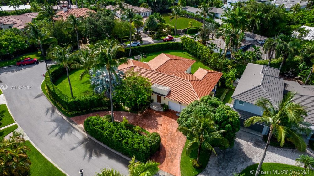 175 Camden Dr, Bal Harbour, FL 33154

 For Sale $7000000 This 3 Bedroom | 3 Bathroom house offers options and optimum security. Ready to be lived in or renovated, the prime corner lot located in prestigious and police-patrolled Bal Harbour Village, …
https://t.co/U4LDqJxizO https://t.co/0NnpYCULA2