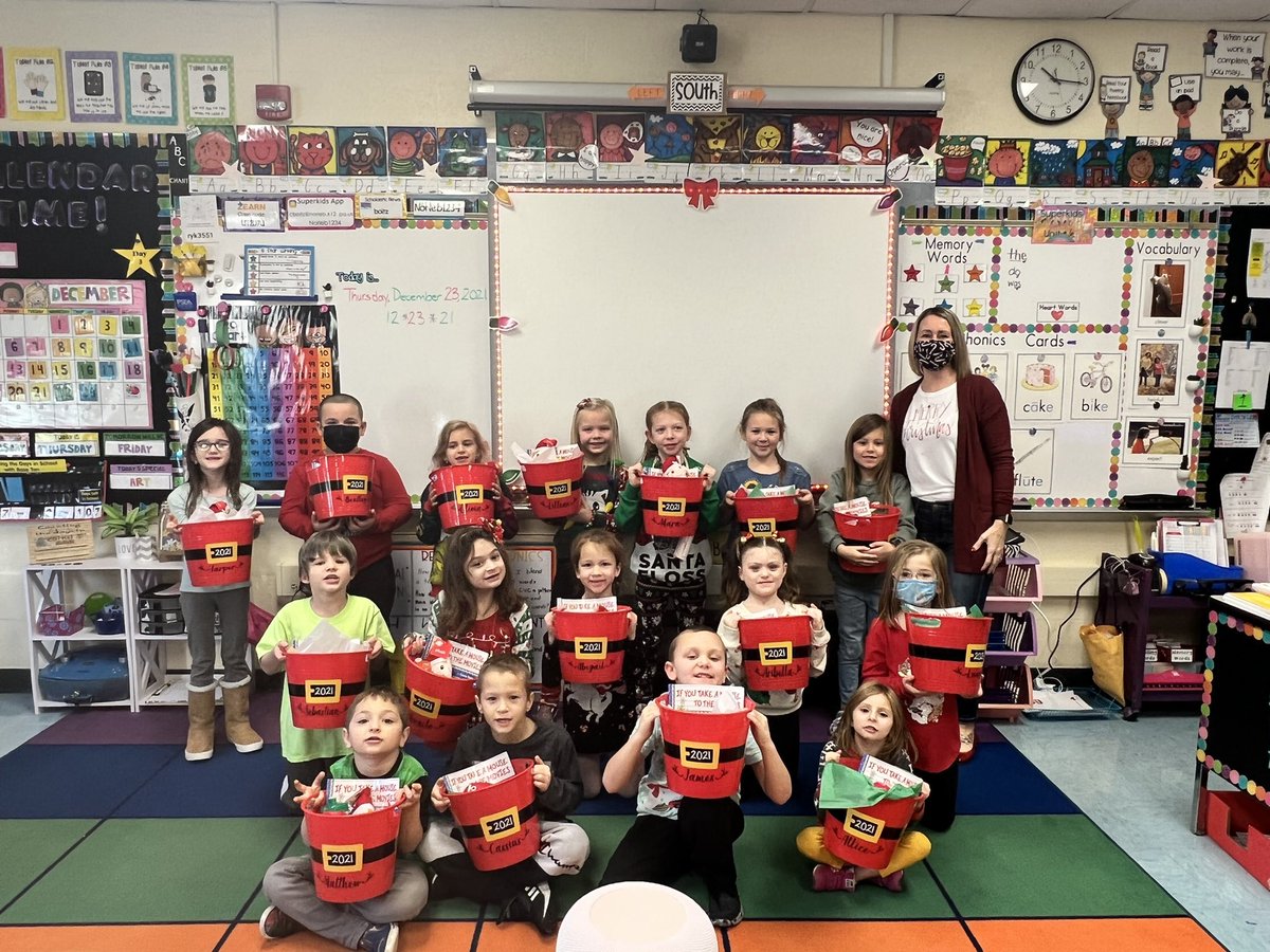 chrissyboltz's tweet photo. Merry Christmas to my Firsties 🎄🎅🏼📚❤️💚 https://t.co/BKrzKzsaus