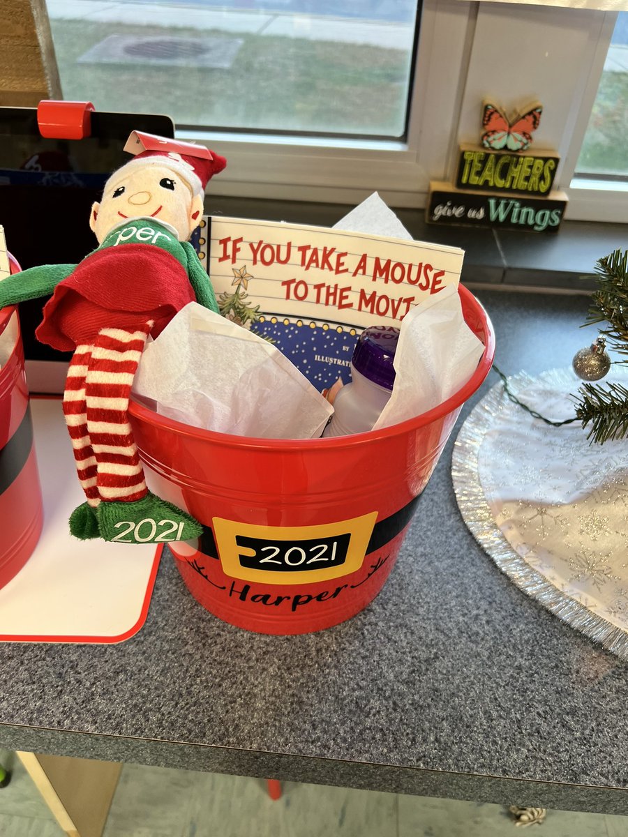 chrissyboltz's tweet photo. Merry Christmas to my Firsties 🎄🎅🏼📚❤️💚 https://t.co/BKrzKzsaus