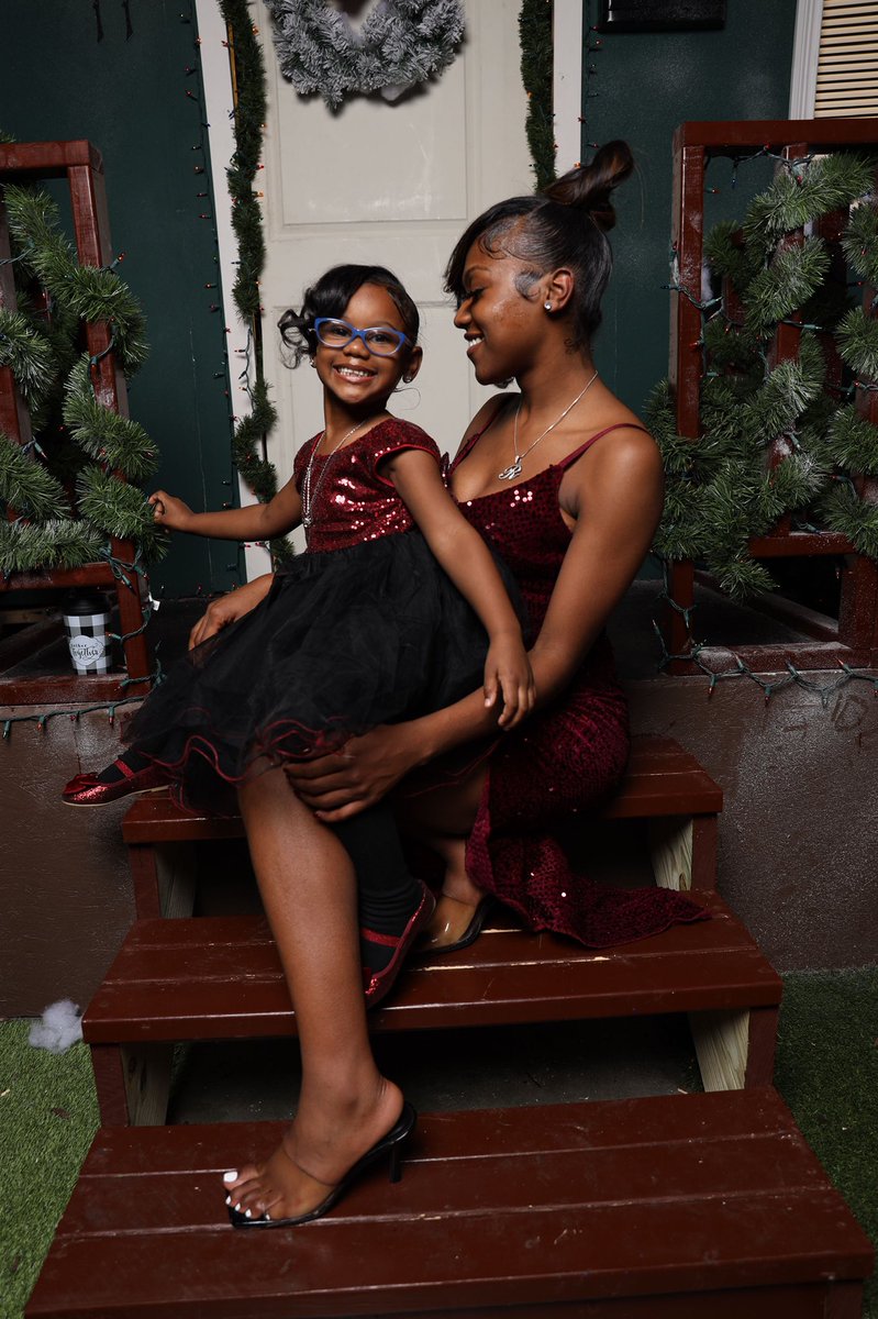 ___lilONE's tweet photo. Like momma like daughter 💅🏾👩‍👧Merry Christmas from my family to yours 🎄🎁 https://t.co/amr8W0llXm