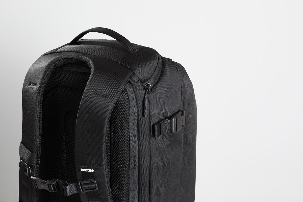 goincase's tweet photo. On the inside of the DSLR Pro Pack, there are dividers to fit a DSLR with an attached lens, up to four additional lenses and multiple flashes. There are also two interior zippered mesh pockets and a Velcro bulk pocket that provide added storage for smaller items. #ideasprotected https://t.co/w3wYTdR1FB