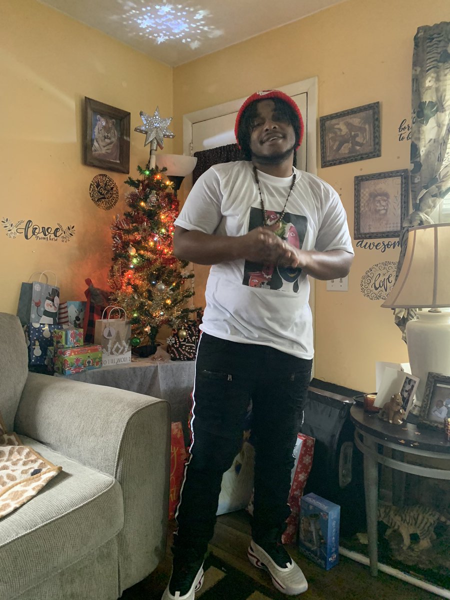 meat_roach's tweet photo. He’s a mean 1!! #MrGrinch #kclife @KCChiefs_UK @Chiefs @ChiefsFocus 💯🎅🏾❄️🎄🔥🎁⛄️🧑🏾🎄 https://t.co/qYiXLqnwkv