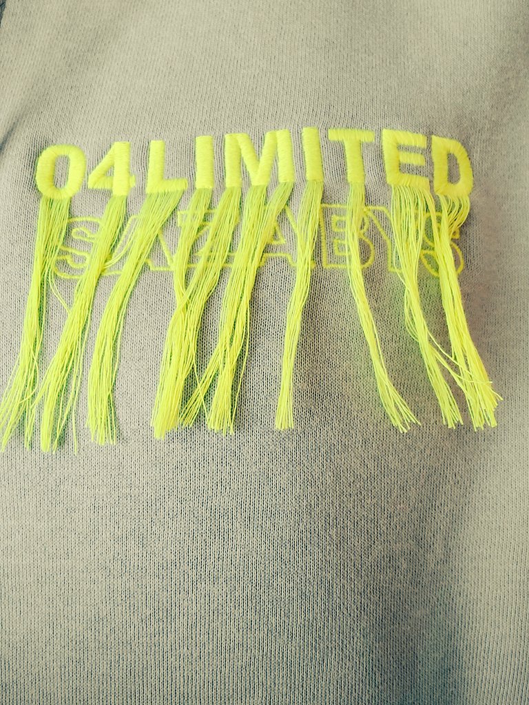 にゃこ 昨日 佐川のお兄さん が届けてくれた きゃわ 写真じゃ分かりにくいけどスモーキーグリーン サイズmでも良かったな って思ったけど早々にm売り切れててlしか選択肢なかったんだった まあダルっと着よう 毎回パーカーの紐長過ぎ問題