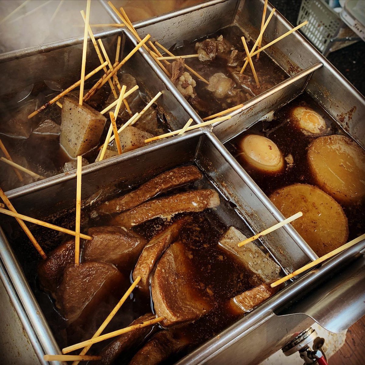 kusanagi_marche's tweet photo. 本日の温かい食べ物😋

#Msupport の #静岡牛100％のハンバーガー、写真はトリュフトッピングのトリュフバーガー🍔

浅間通り #おでんのおがわ の #静岡おでん🍢 

あったかい #豚汁 は、#水見色きらく市、#とらさんキッチン 両ブースで販売中

心も体も温まってくださいね❤️‍🔥

#草薙マルシェは11時まで https://t.co/UBWGXE3UYu