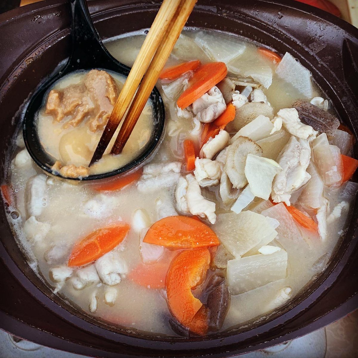 kusanagi_marche's tweet photo. 本日の温かい食べ物😋

#Msupport の #静岡牛100％のハンバーガー、写真はトリュフトッピングのトリュフバーガー🍔

浅間通り #おでんのおがわ の #静岡おでん🍢 

あったかい #豚汁 は、#水見色きらく市、#とらさんキッチン 両ブースで販売中

心も体も温まってくださいね❤️‍🔥

#草薙マルシェは11時まで https://t.co/UBWGXE3UYu