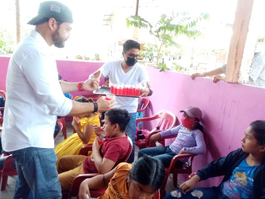 El dia de hoy compartimos con los niños del recinto "El Colorado" de la parroquia de El Limonal /Daule, junto con nuestros amigos de la Cámara de Turismo de Daule.
¡Viva la verdadera Navidad!