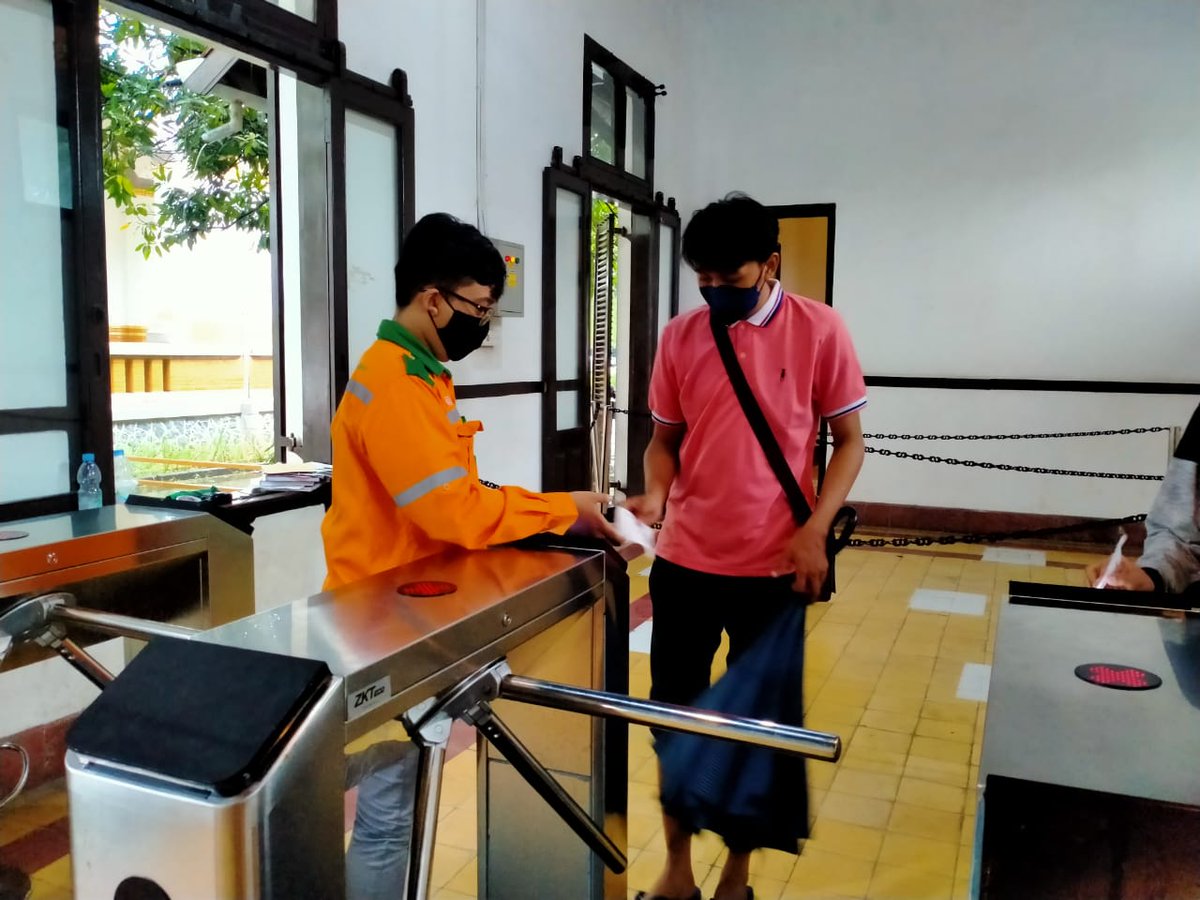 krde_official's tweet photo. Selamat Pagi #RencangRailfans, mulai 25 Desember 2021 hingga 2 Januari 2022, Komunitas Railfans Daop Empat (KRDE) kembali berpartisipasi dalam Posko Nataru di Lawangsewu dan Museum Ambarawa. https://t.co/laOcBgFlFg