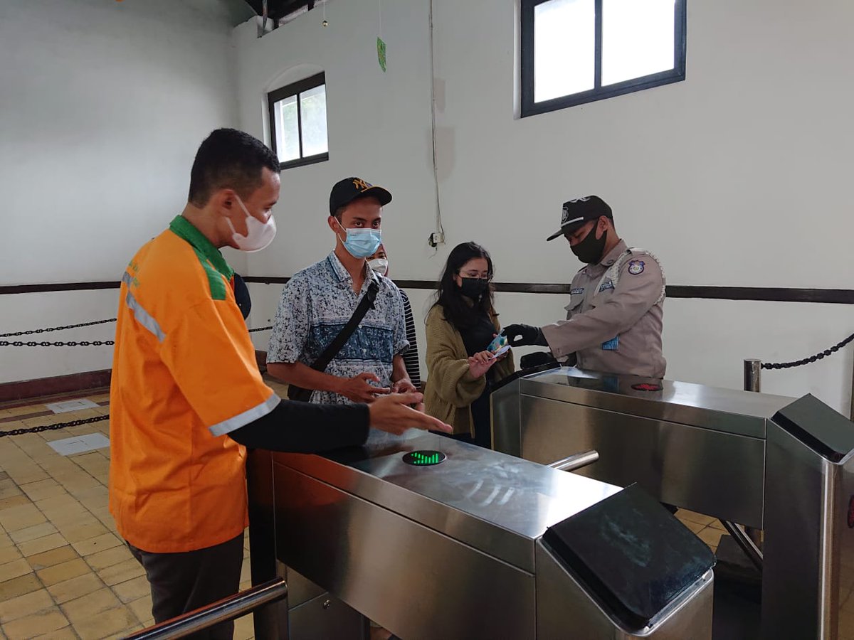 krde_official's tweet photo. Selamat Pagi #RencangRailfans, mulai 25 Desember 2021 hingga 2 Januari 2022, Komunitas Railfans Daop Empat (KRDE) kembali berpartisipasi dalam Posko Nataru di Lawangsewu dan Museum Ambarawa. https://t.co/laOcBgFlFg