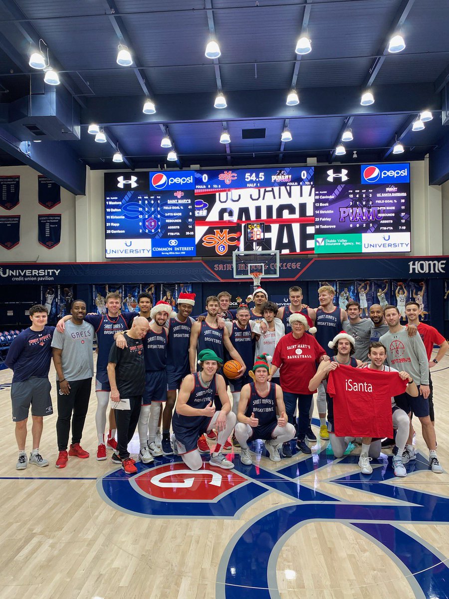 saintmaryshoops's tweet photo. From our family to yours, Merry Christmas and Happy Holidays Gael fans! 🎄🎁🏀 https://t.co/BKTbeOMMOx