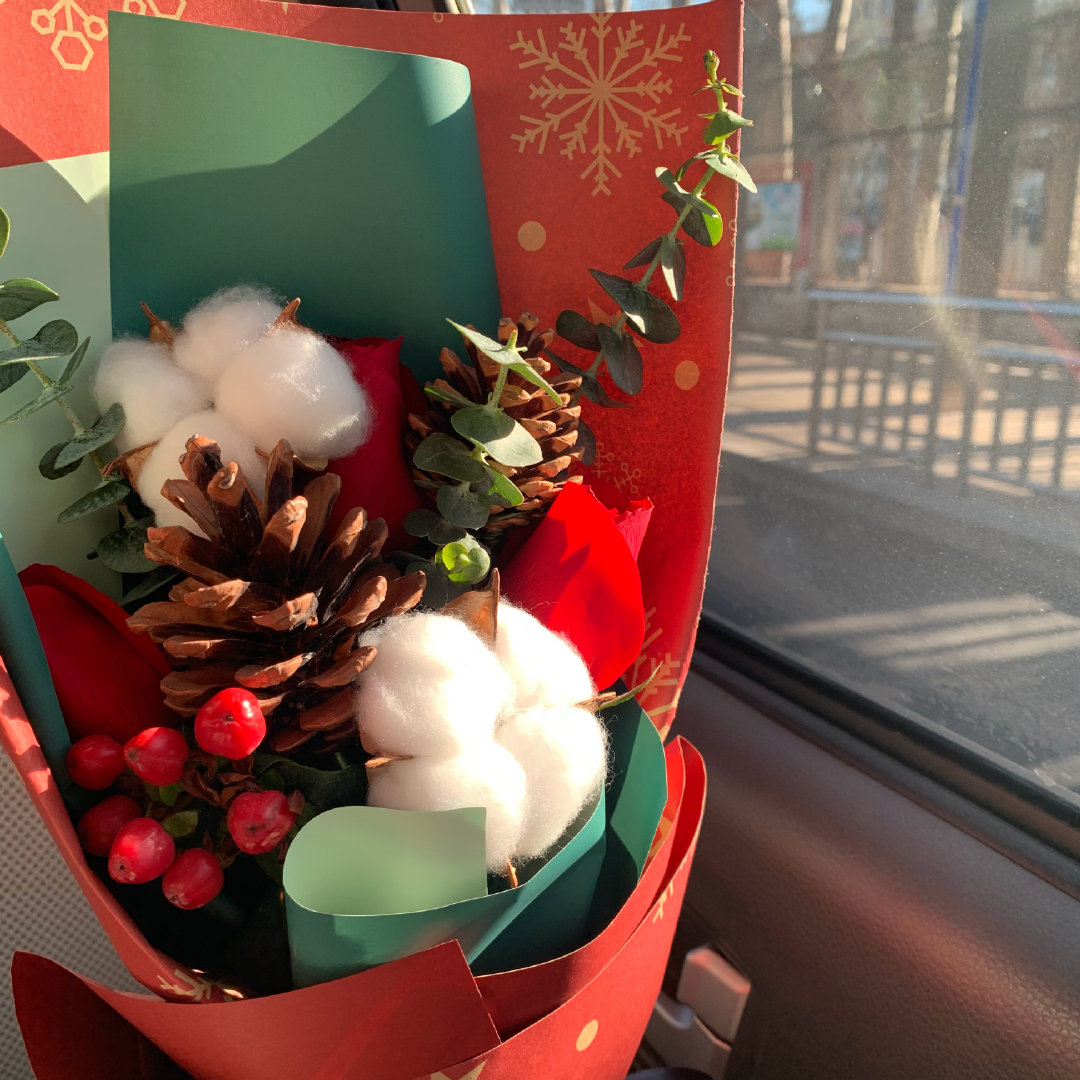 chowoozeus's tweet photo. OP who gave the Christmas bouquet to Ten made sure to include cotton flowers which symbolizes a promise of wealth, well-being in life and to cherish the people around you ☺️💕

A fitting gift for our hardworking Ten ♥️

#TENLEE #8yearswithTEN https://t.co/zBymn1ccU8
