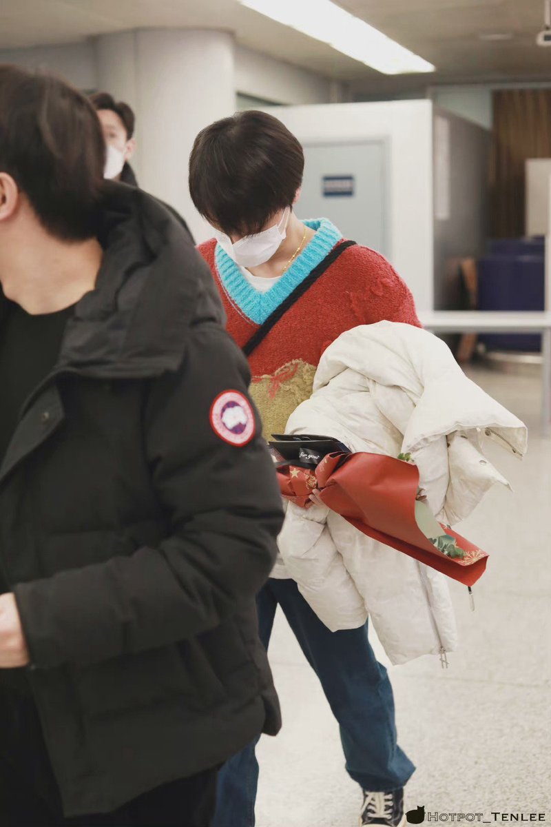 chowoozeus's tweet photo. OP who gave the Christmas bouquet to Ten made sure to include cotton flowers which symbolizes a promise of wealth, well-being in life and to cherish the people around you ☺️💕

A fitting gift for our hardworking Ten ♥️

#TENLEE #8yearswithTEN https://t.co/zBymn1ccU8