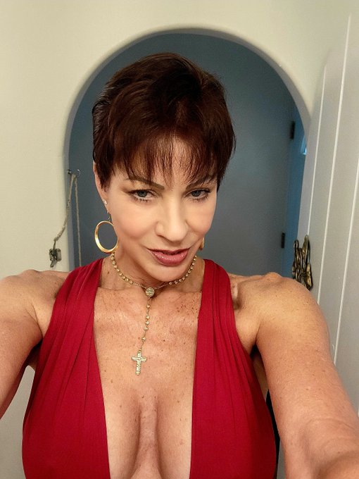 Merry Christmas All. Come see Me on my  https://t.co/nw1zr7pYxm https://t.co/NXrRUi7upU