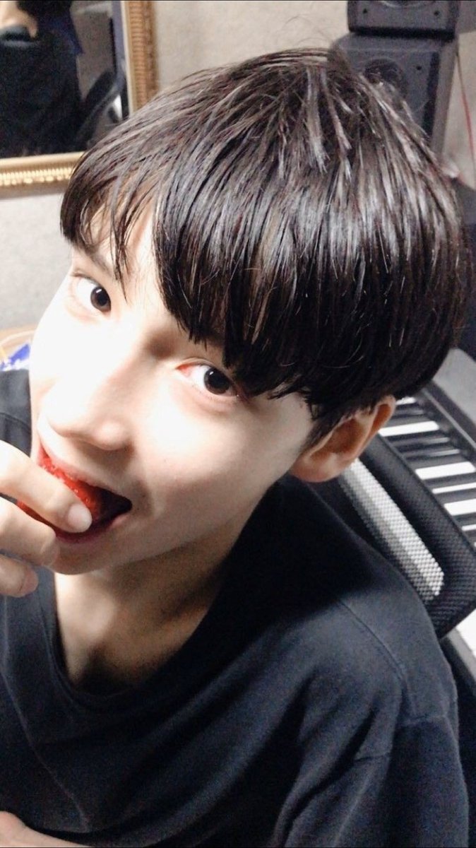 hyukatonin's tweet photo. baby huening kai and his strawberry https://t.co/8Wt6PrPkAB