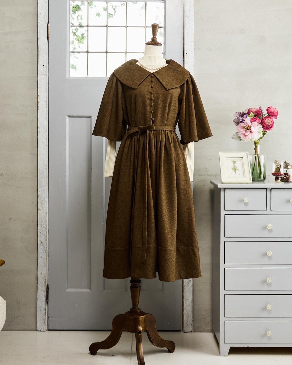 ブラウンの子も揃っておりまして。デザイン画のお洋服がこんな感じで出来あがりました☺️ブラウンはアンケートの際コメント頂いた明るい茶色を。
https://t.co/1jLxIbFLIn