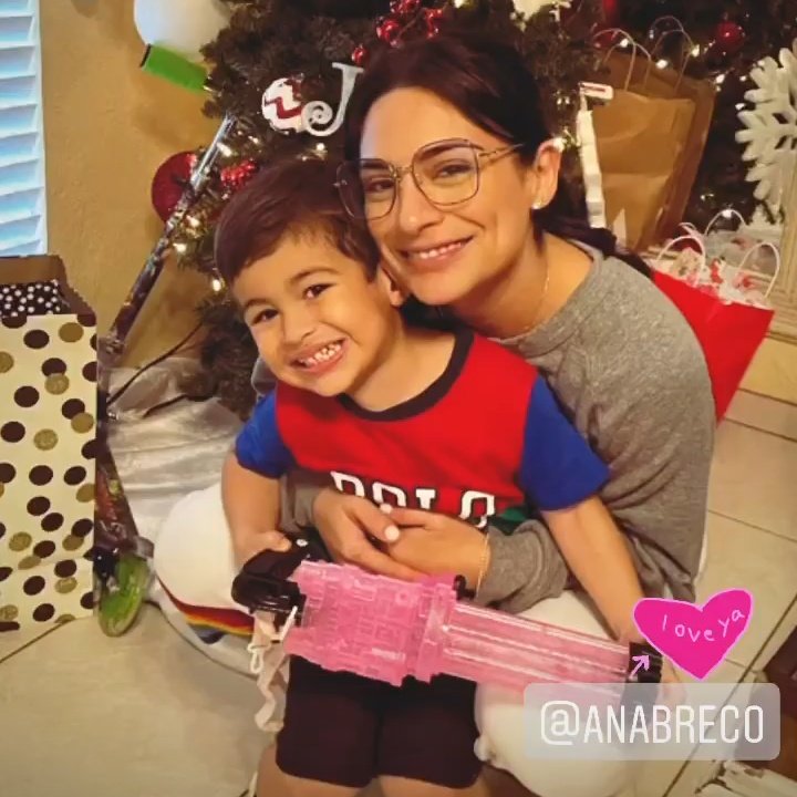 thinkerbreco's tweet photo. te amo ana brenda de óculos, te amo muito https://t.co/DDVbI7gEnk