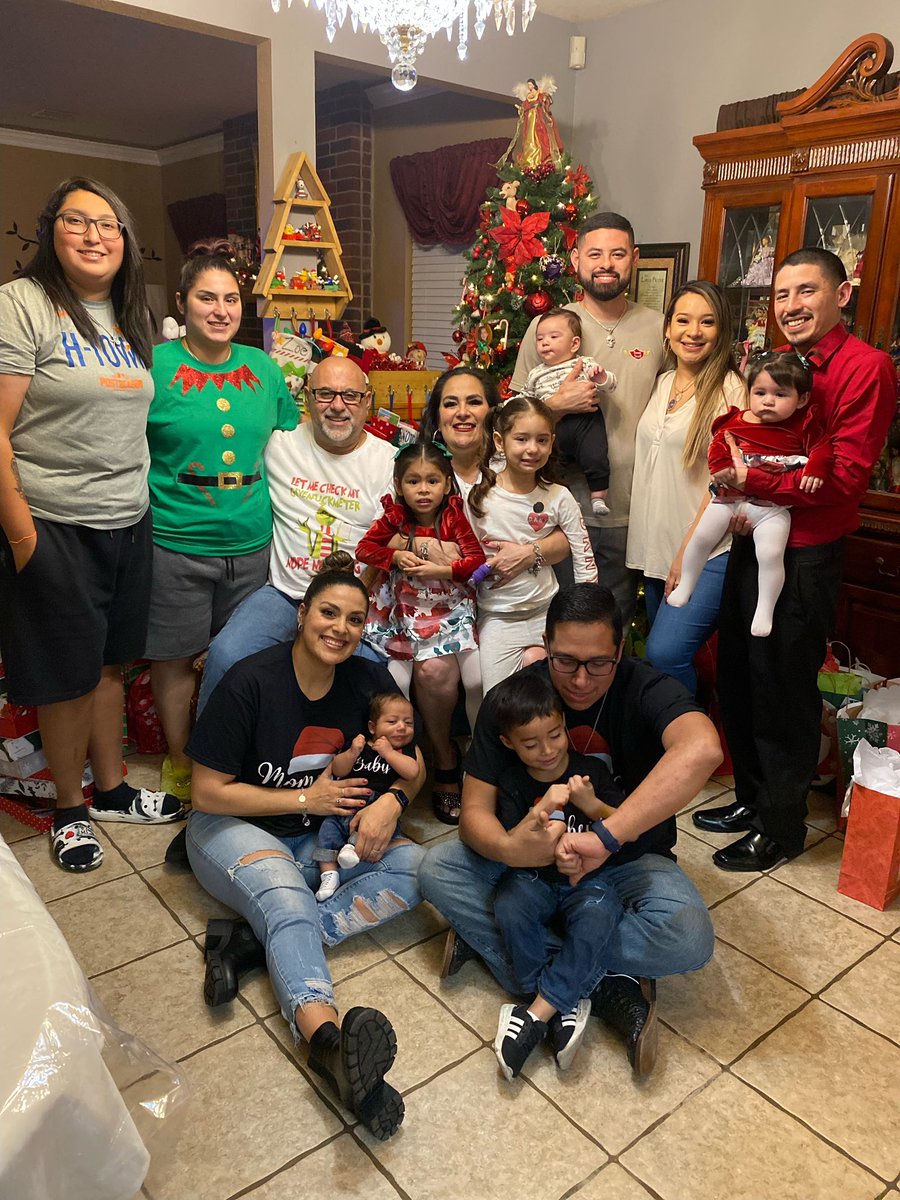 Feliz Navidad to all my friends and family from my familia to yours❤️