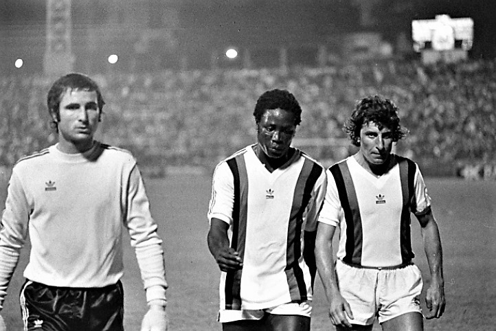 HistoireDuGym's tweet photo. 17 août 1973 📅

Dominique Baratelli (74 ans aujourd'hui 🎂) mène ses troupes à la victoire. L'#OGCNice ❤️🖤 s'impose en effet par quatre buts à un face à l'Olympique Lyonnais en Division 1.

Les buteurs ⚽️ : Molitor, Molitor, Di Nallo (OL), Van Dijk, Castellani. https://t.co/0iGabfqrpj