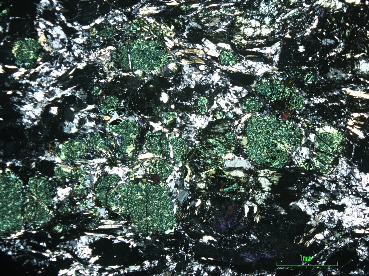 Kosmochlor, Cr-cpx, Myanmar

深い緑色に度肝を抜かされるミャンマー産コスモクロア(クロム単斜輝石）