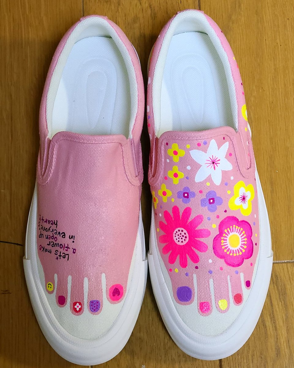 oekakisakie's tweet photo. こちらの裸足スリッポンは、ピンク花柄アシンメトリーのオーダー。
ほんーんとに、まさしく、これが似合う～って方のオーダーなので、はいてるところ想像してニヤニヤしちゃう。
たくさんレッツ裸足してくださいね～
#裸足スリッポン
#お花柄
#レッツ裸足   #スリッポン #裸足 #Letshadashi
#no155 https://t.co/jShh3FOhIk