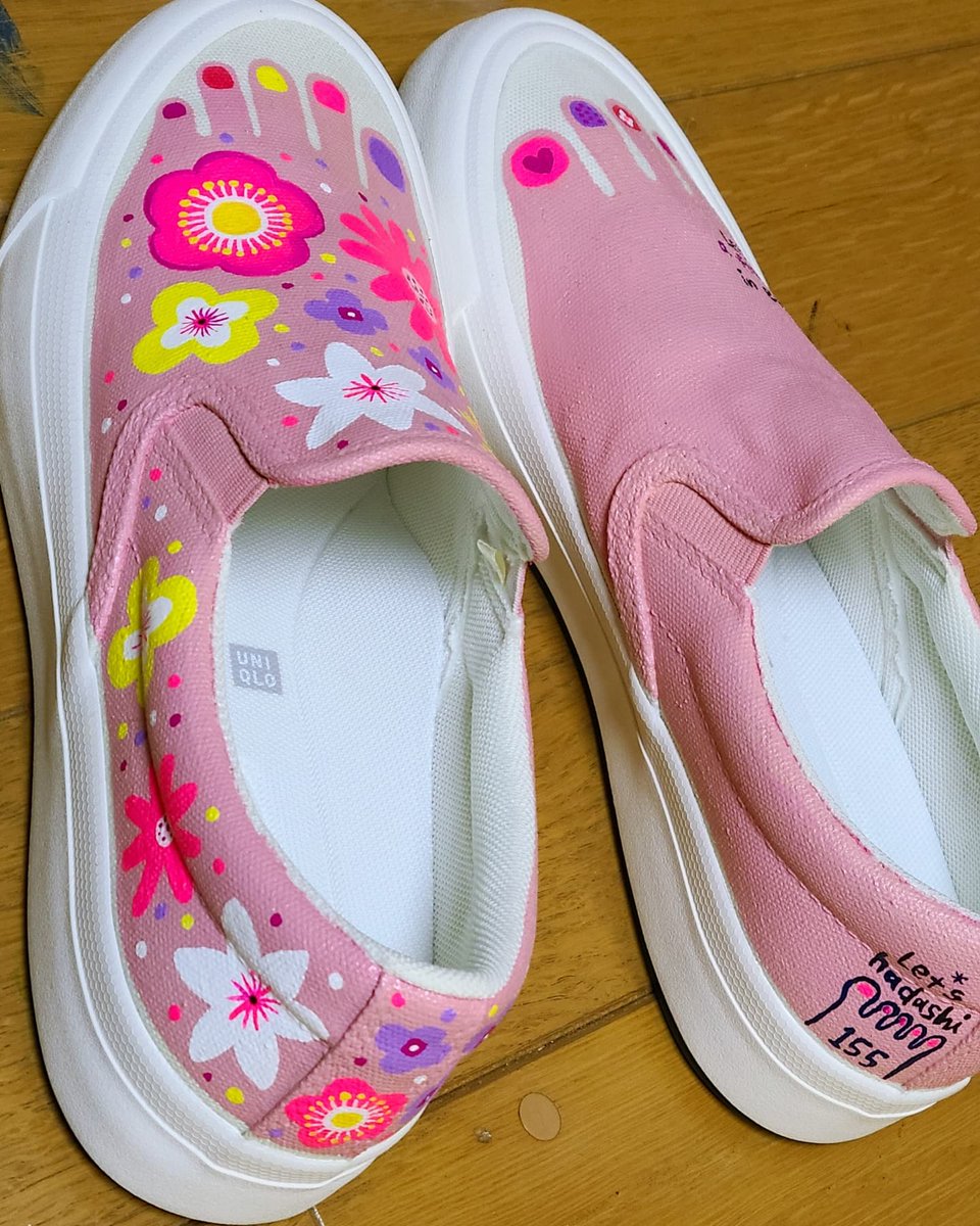 oekakisakie's tweet photo. こちらの裸足スリッポンは、ピンク花柄アシンメトリーのオーダー。
ほんーんとに、まさしく、これが似合う～って方のオーダーなので、はいてるところ想像してニヤニヤしちゃう。
たくさんレッツ裸足してくださいね～
#裸足スリッポン
#お花柄
#レッツ裸足   #スリッポン #裸足 #Letshadashi
#no155 https://t.co/jShh3FOhIk