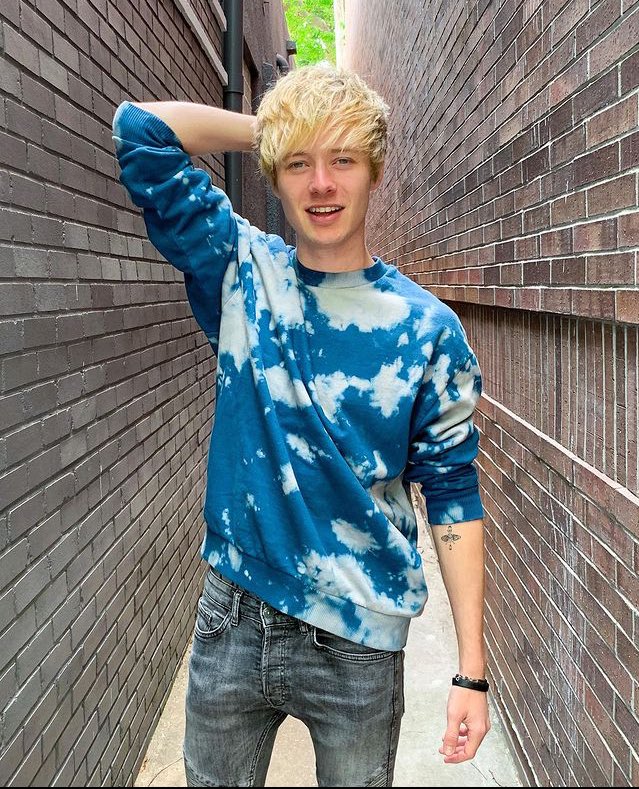 nonamesbaddie's tweet photo. The Trapboys #bluejakesversion #streamblue #wearblueforjake https://t.co/YidM7casGt