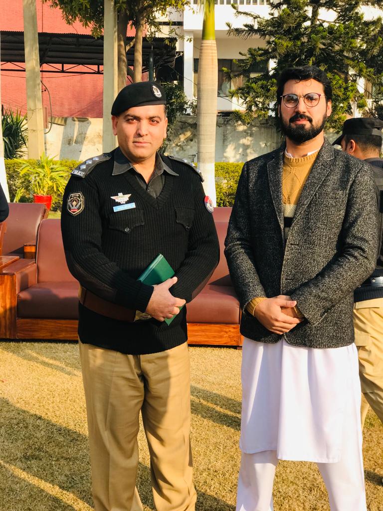 JunaidToru11's tweet photo. خیبرپختونخوا پناہگاہ ویلفیئر بورڈ چئیر پرسن نیلم طورو کے ہمراہ خیبر پختونخوا پولیس کے تعاون سے قائد اعظم محمد علی جناح کے پیدائش کے دن پر پشاور پولیس لائن میں پر م کشائی اور کیک کٹنگ کا اہتمام۔
خیبرپختونخوا پولیس کے نوجوانوں کے ساتھ لئے گئے عکس۔
#QuaideAzamDay  #KPPolice https://t.co/9smXGMpvbC