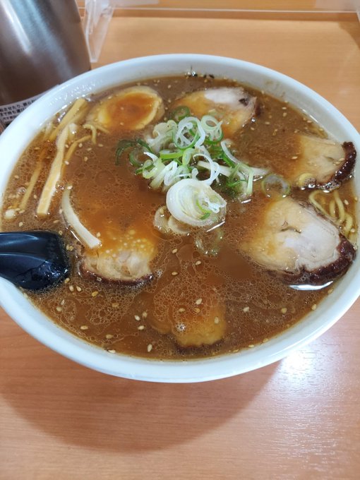 約10年は来てなかった旭川ラーメン村に立ち寄って、どこが良いか物色して丁度開店の看板を出しに来たお兄さんと出くわした『いってつ庵』に決定。
醤油味が弱冠濃いなと思ったけどなんやかやいって一気に完食、スープも飲み干してしまった。
次来たら塩も試したいところである。 