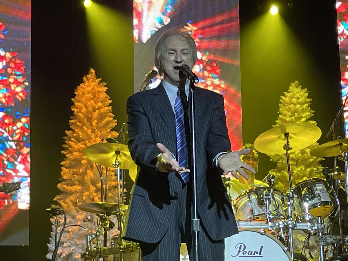 .<a href="/DUANEALLEN/">DUANE ALLEN</a> had the audience in his hands when he sang “Jesus is born today.” <a href="/oakridgeboys/">The Oak Ridge Boys</a>