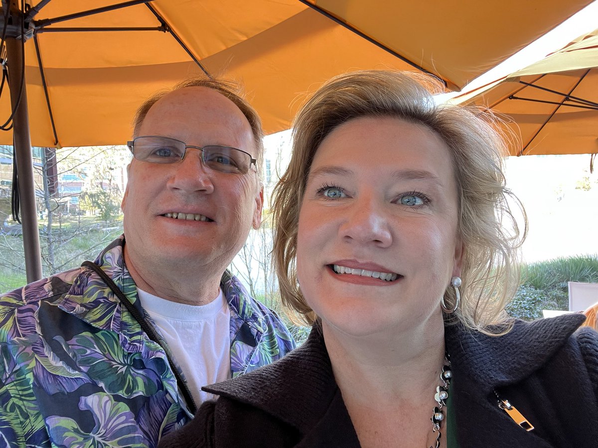 boeheidi's tweet photo. Merry Christmas from the House of Boe! Blessings to you and yours! Cheers 🥂 Heidi &amp; Dan ⭐️🎄🎁⭐️ https://t.co/xOU7voQb30