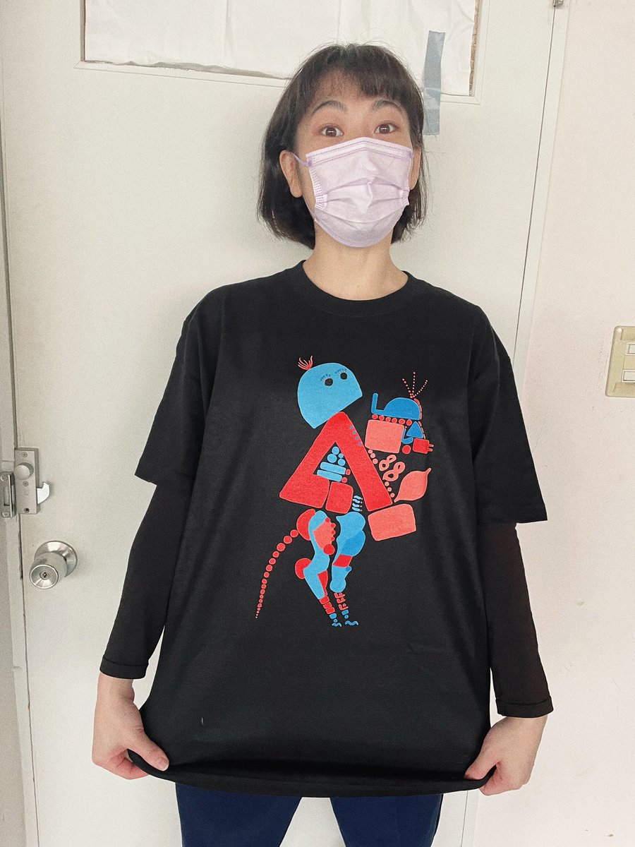 PocoWss's tweet photo. #noyR
#BeautifulLand
本日14時、千秋楽です。
実は物販もあります!
戯曲📕&オリジナルTシャツ👕
戯曲、美しい装丁✨
Tシャツはなんと、実奈さんデザイン!多彩!即買いしました。
眠い目かっぴらいてラスト、行って参ります。満員御礼🙌 https://t.co/x3qFNR2EKh