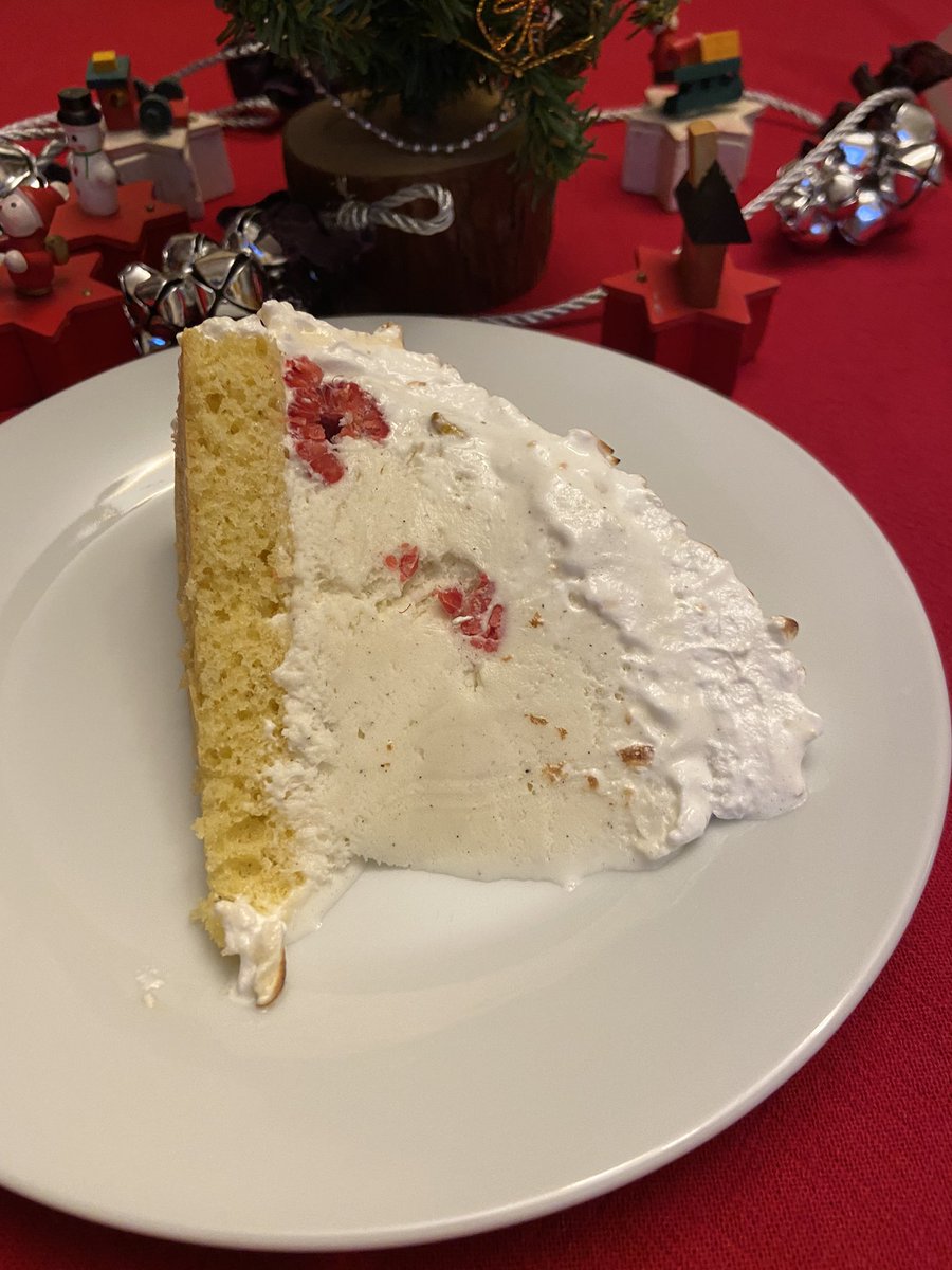 Lessons learned while trying to use <a href="/Polycam3D/">polycam</a> today. 
#1 scanning dinner entree on white plate is not easy
sketchfab.com/models/02f1c71… 

#2 scanning the baked Alaska was a fail: no one wanted to wait. I wonder why 🤣