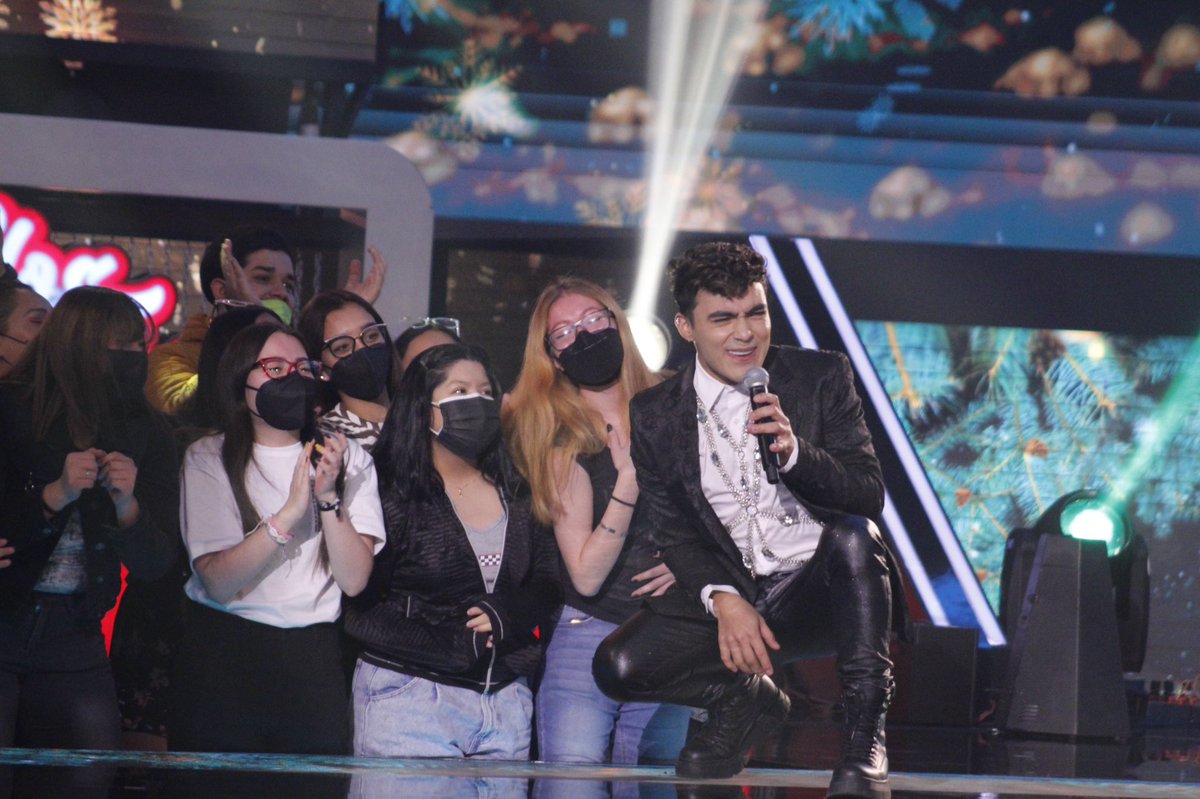 AztecaUNO's tweet photo. 🔴  Azteca UNO en vivo. ▶️ https://t.co/eNZ0fhQlXC

Santa Claus llegó a la ciudad… 🎶🎅🏻🌃 ¿Cantaste y bailaste con la presenta de @_DennisArana? ¡Nosotros sí! ❤️🕺🏻 #TodosABailar https://t.co/E4ZVMRS0pg