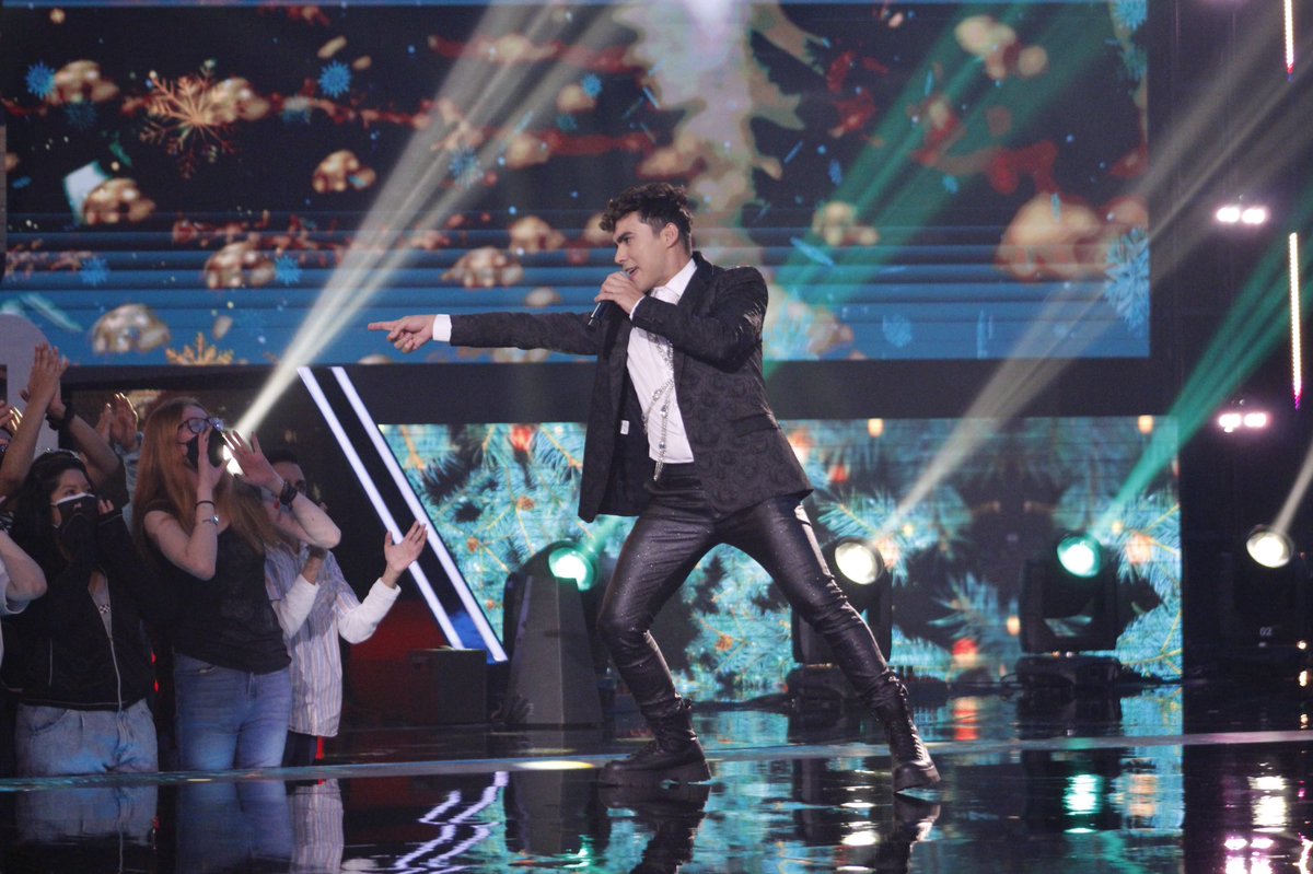 AztecaUNO's tweet photo. 🔴  Azteca UNO en vivo. ▶️ https://t.co/eNZ0fhQlXC

Santa Claus llegó a la ciudad… 🎶🎅🏻🌃 ¿Cantaste y bailaste con la presenta de @_DennisArana? ¡Nosotros sí! ❤️🕺🏻 #TodosABailar https://t.co/E4ZVMRS0pg
