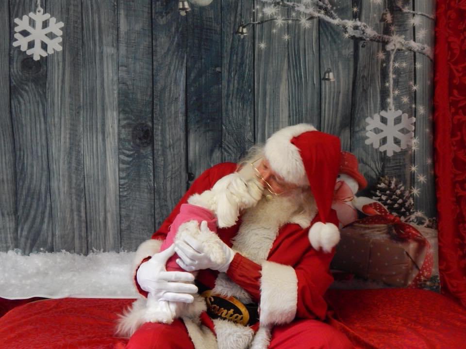 boeheidi's tweet photo. We caught Zoe kissing Santa last night 💋🎅🐾🎁❤️ #dogsoftwitter #maltese #Santa #Christmas2021 https://t.co/z6zTJRtIqc
