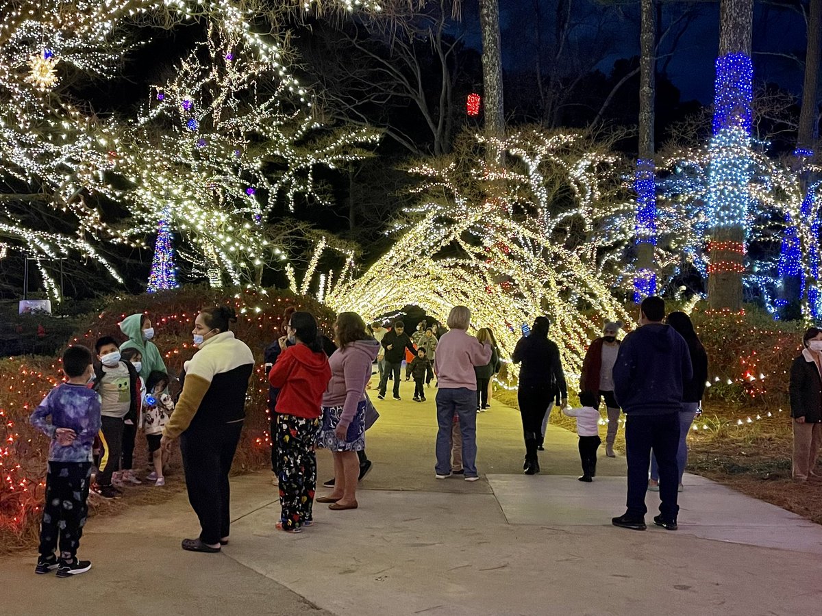 lasvegasloopy's tweet photo. Seriously one of the most impressive residential #Christmas light displays I’ve ever seen. #lightsofjoy #kennesaw #georgia https://t.co/zyGSwXDRIp