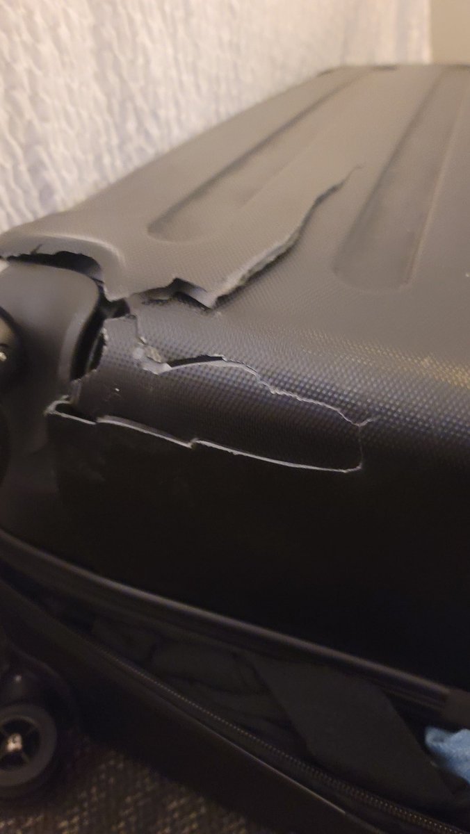 Louisplaysbass's tweet photo. @united thx for breaking my brand new suitcase on Christmas... Can you please help? #MerryChristmas #premieregold #mileageplus #premierestatus @thepointsguy @OneMileataTime https://t.co/SR6oWvdLvN