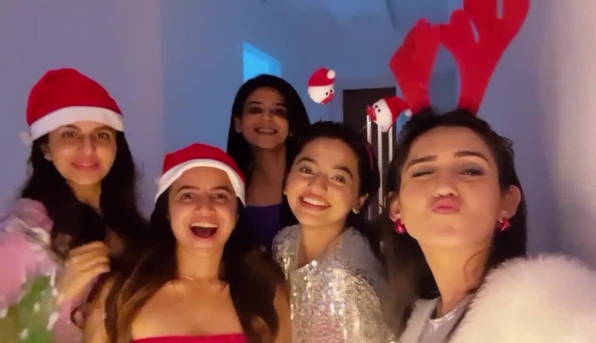 It's a Christmas housewarming party!🎄🎅🎊❤️

@OfficialHelly7 Congratulations on your new home🧿❤️

#HellyShah | #ChristmasAtHome