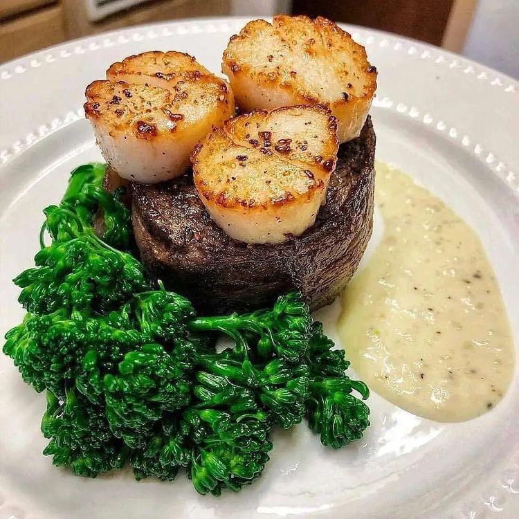 williamhannah88's tweet photo. Ribeye Surf &amp; Turf, and Bacon Wrapped Filet Mignon topped with Scallops,Broccolini &amp; Shallot Cream Sauce on the side on Special for Dinner Tonight . 😋 https://t.co/3y80U2BJZb