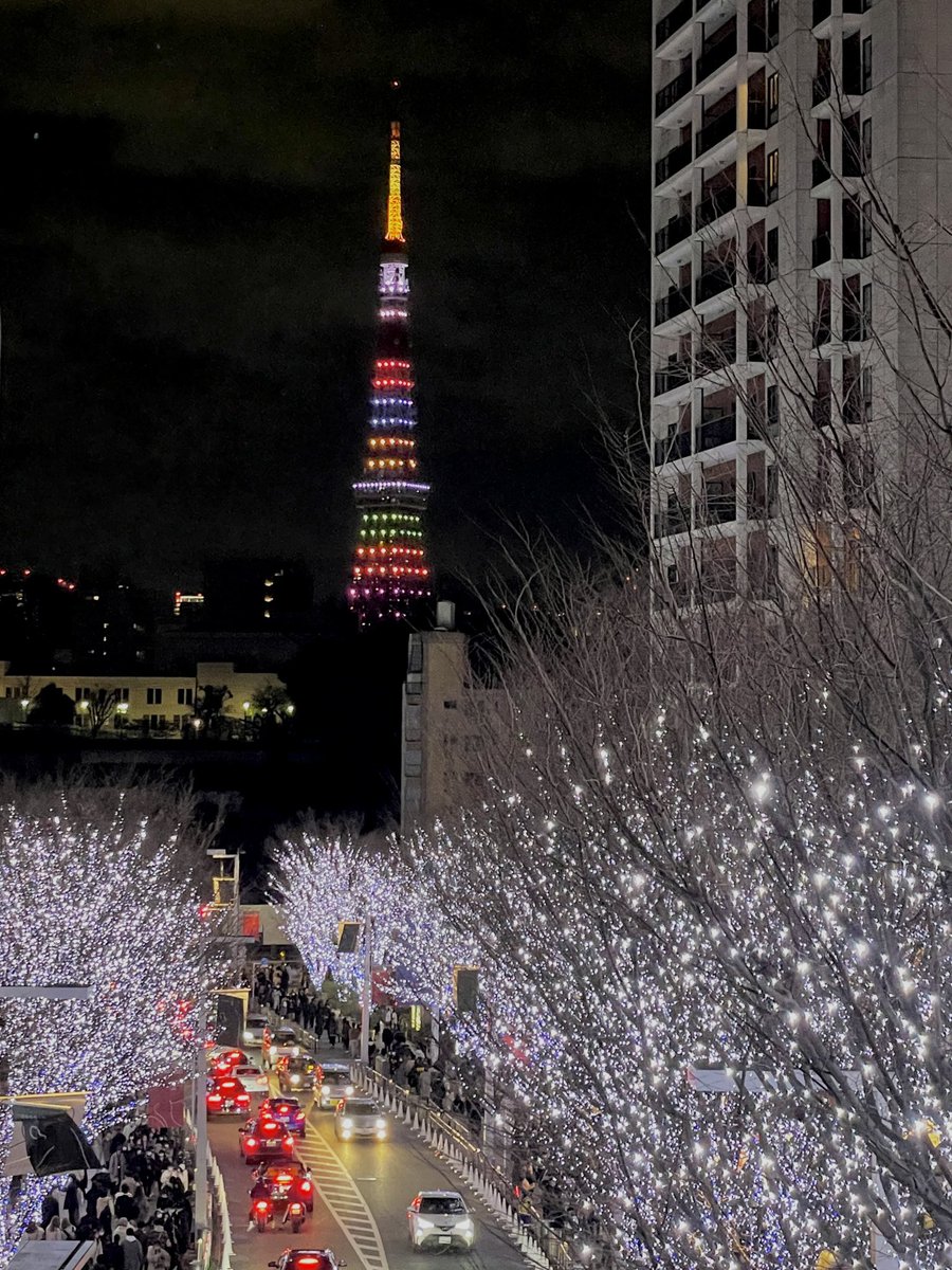 ayanorisaku's tweet photo. ディナーの後はイルミネーションを見に六本木ヒルズへ⋆⁺₊⋆(˶⸃ ⴰ⸃˶)♡
寒かったけど綺麗すぎてずっと眺めてました〜！！✨
最高なクリスマス..🎅🏻🎄🤍 https://t.co/OvEXzpQ70D