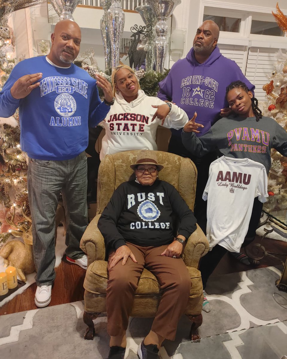 All In The Family.... #EvansFamily #HBCUProud
#RustCollege #LeMoyneOwenCollege #JacksonStateUniversity #TennesseeStateUniversity #AlabamaAMUniversity #PrairieViewAMUniversity #MerryChristmas