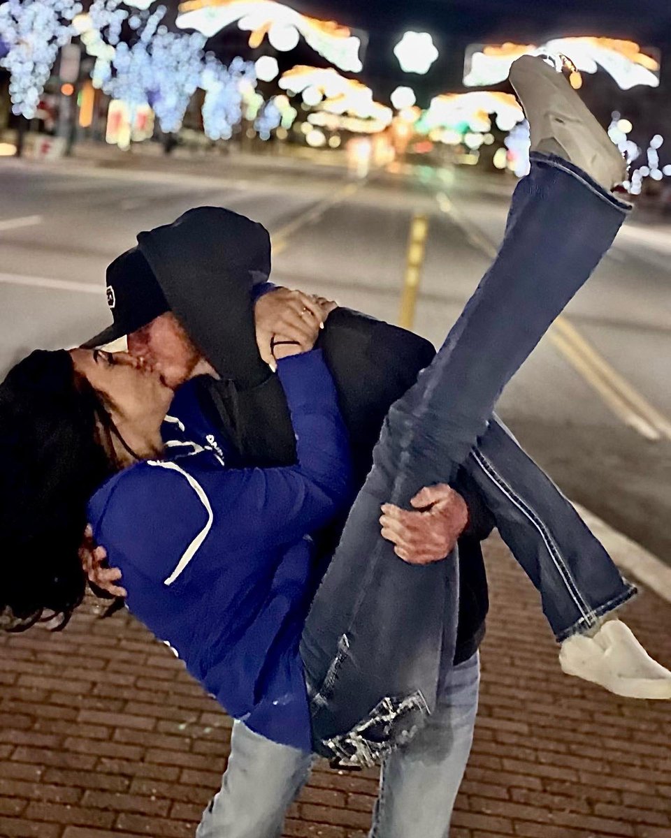 Lifeoftravy's tweet photo. We may not always get every thing we always want for christmas, but I promise I got everything I’ll ever need🥰🎄🎁 Hope you all have have a merry Christmas and happy holidays! https://t.co/2mxlwPk0xA