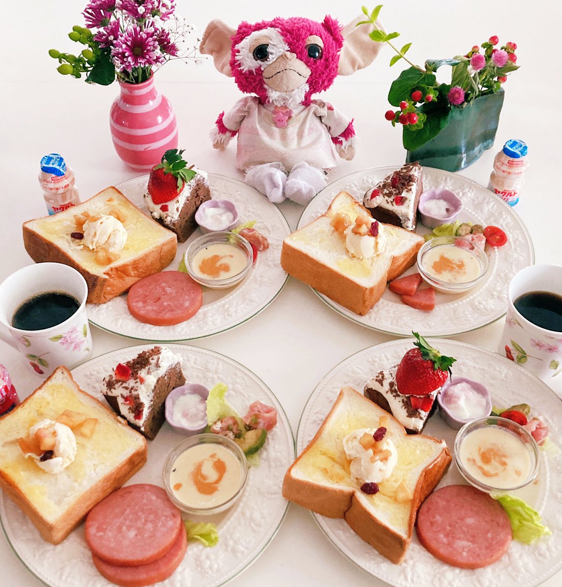 🍽 兼 こんにちは♪ ゆっくり過ごしてます💐 ○ ○ ○生ハム🥗粗挽きソテー🍅 ○🎃🌽ポタージュ ○ヨーグルト ○ヤクルト ○☕️ 💐Have a lovely day!💐