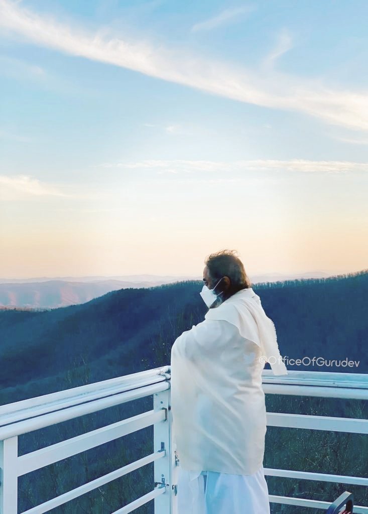 OfficeOfGurudev's tweet photo. "Not a blade of grass moves without His will.  तेन विना तृणमपि न चलति।

And this gives total ease and comfort, knowing that God is in control. Then where is the #worry.

In total letting go and deep rest your mind becomes pure."

Gurudev @SriSri Ravi Shankar yesterday at Boone. https://t.co/L9ZlyQGONF