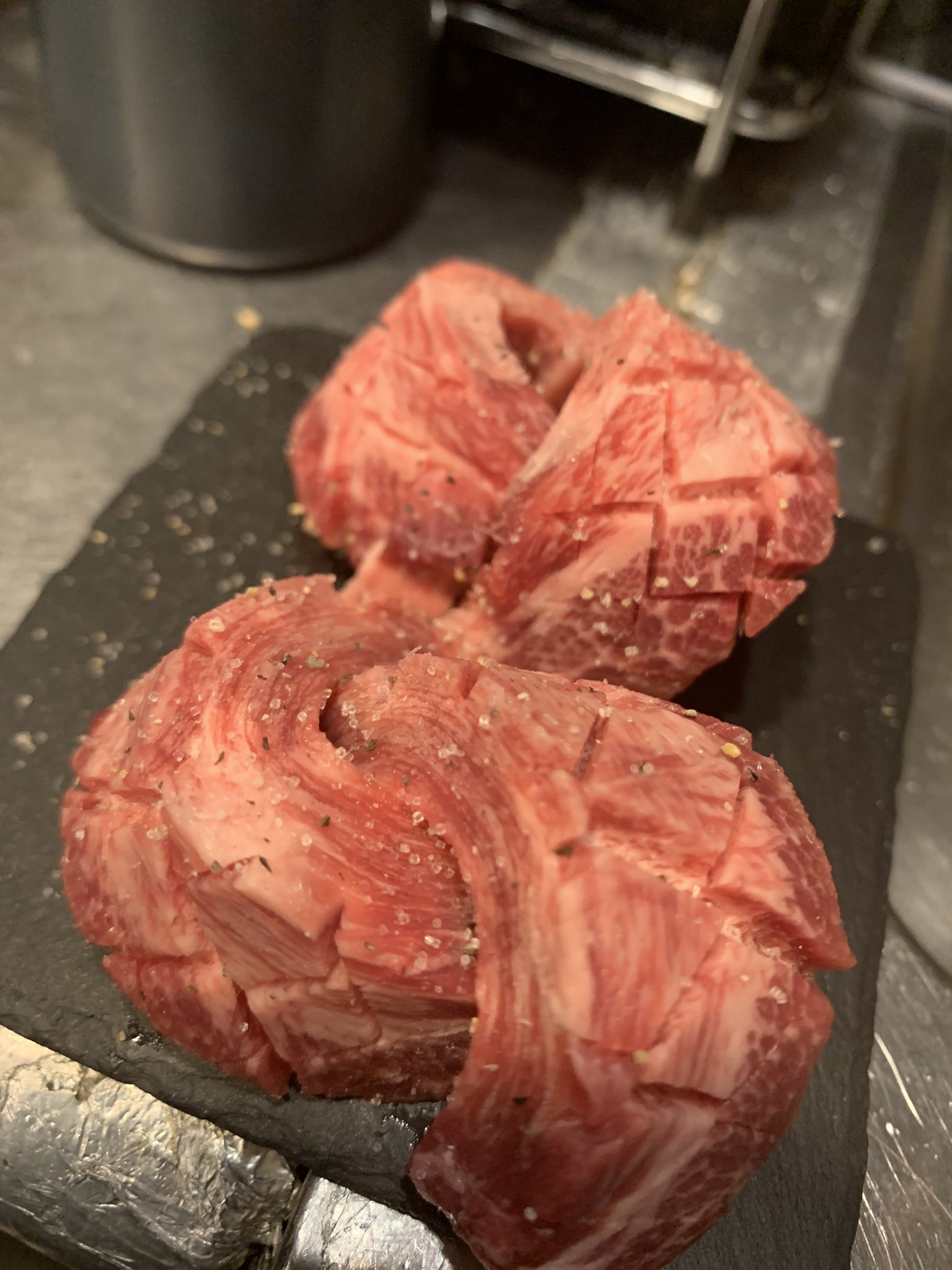 牛ごろ 毎度おおきに ワンカット焼肉の牛ごろです クリスマス御来店ありがとうございました 写真はお客様から頂いたクリスマスケーキ 本日も名物 厚切りタン元 準備しております 阪神尼崎ランチ 尼崎焼肉 尼崎半個室 駐車場近 焼肉デート